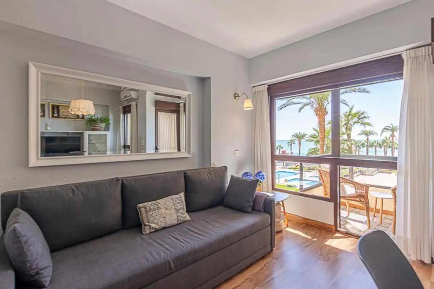 Encantador Apartamento En Primera Linea De Playa Benalmádena Eksteriør billede