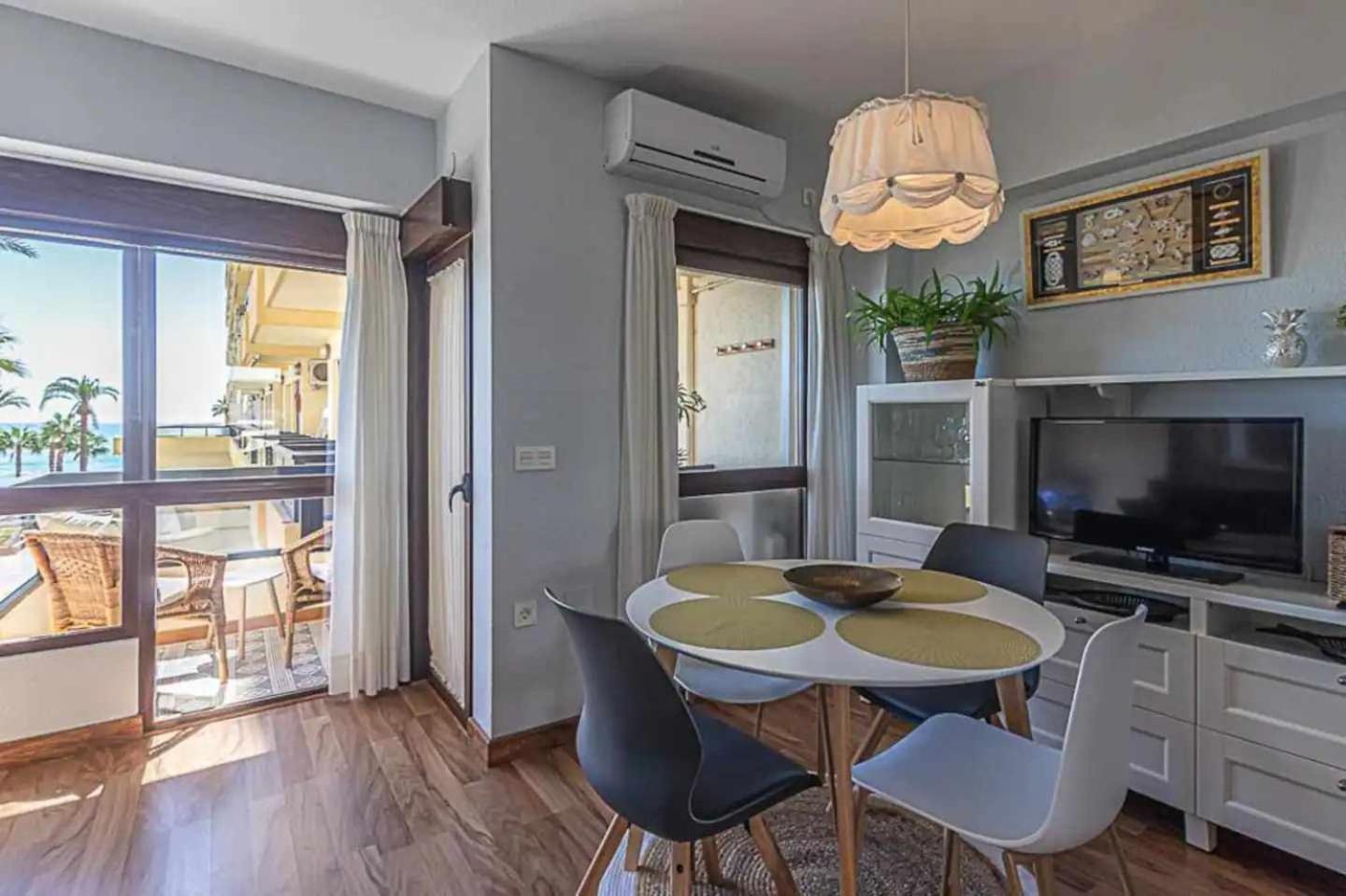 Encantador Apartamento En Primera Linea De Playa Benalmádena Eksteriør billede